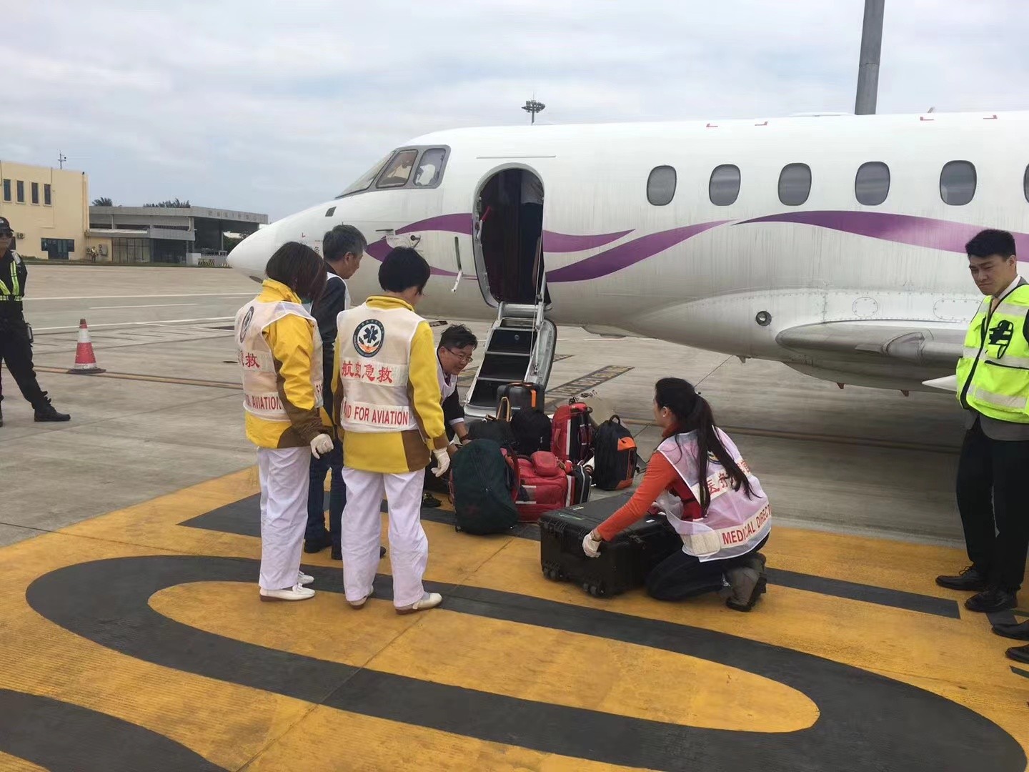 共和县香港出入境救护车出租